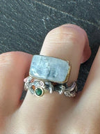 Anello regolabile in argento 925 con topazio azzurro grezzo rettangolare, spinello verde e rubino grezzo