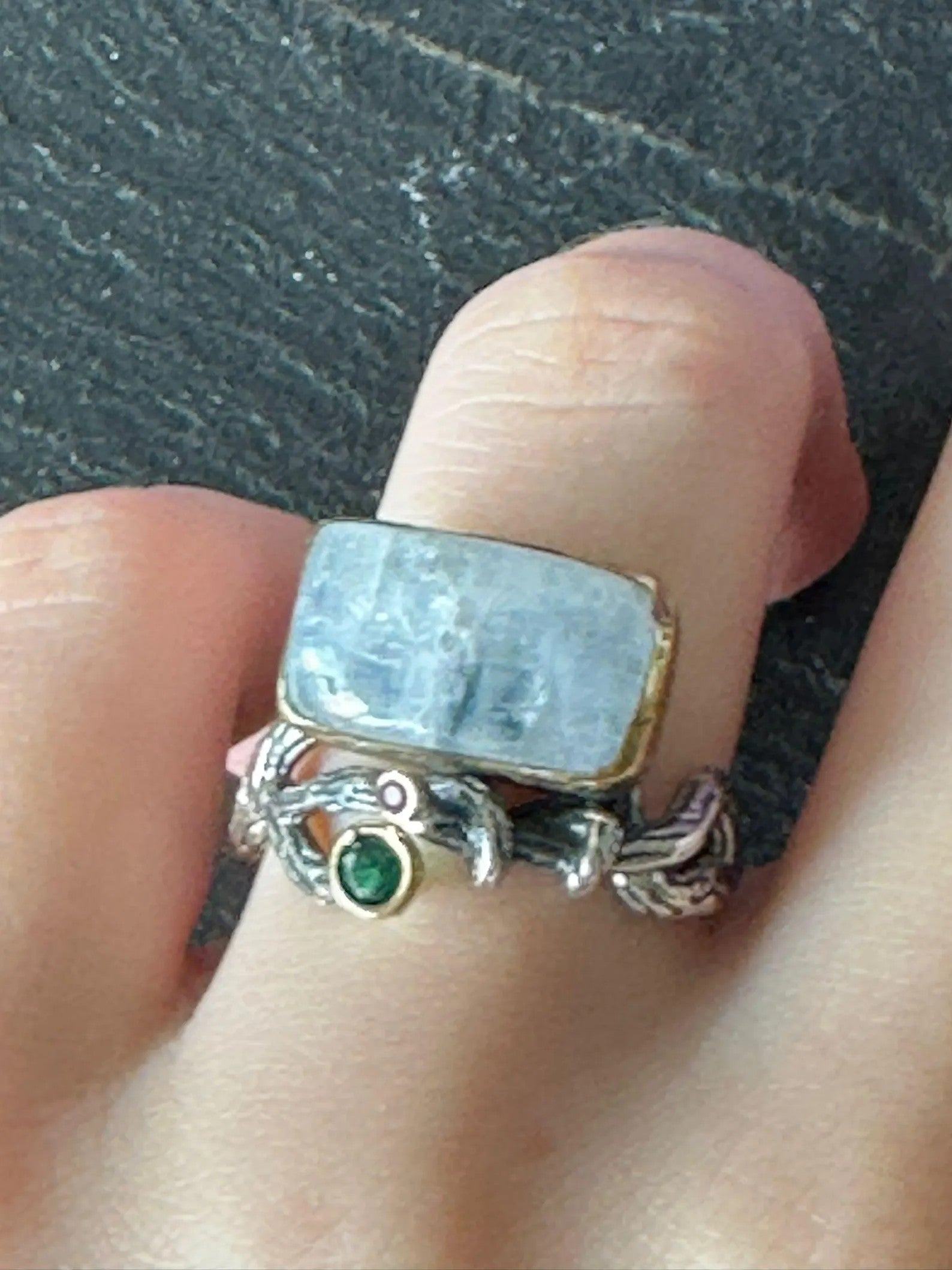 Anello regolabile in argento 925 con topazio azzurro grezzo rettangolare, spinello verde e rubino grezzo