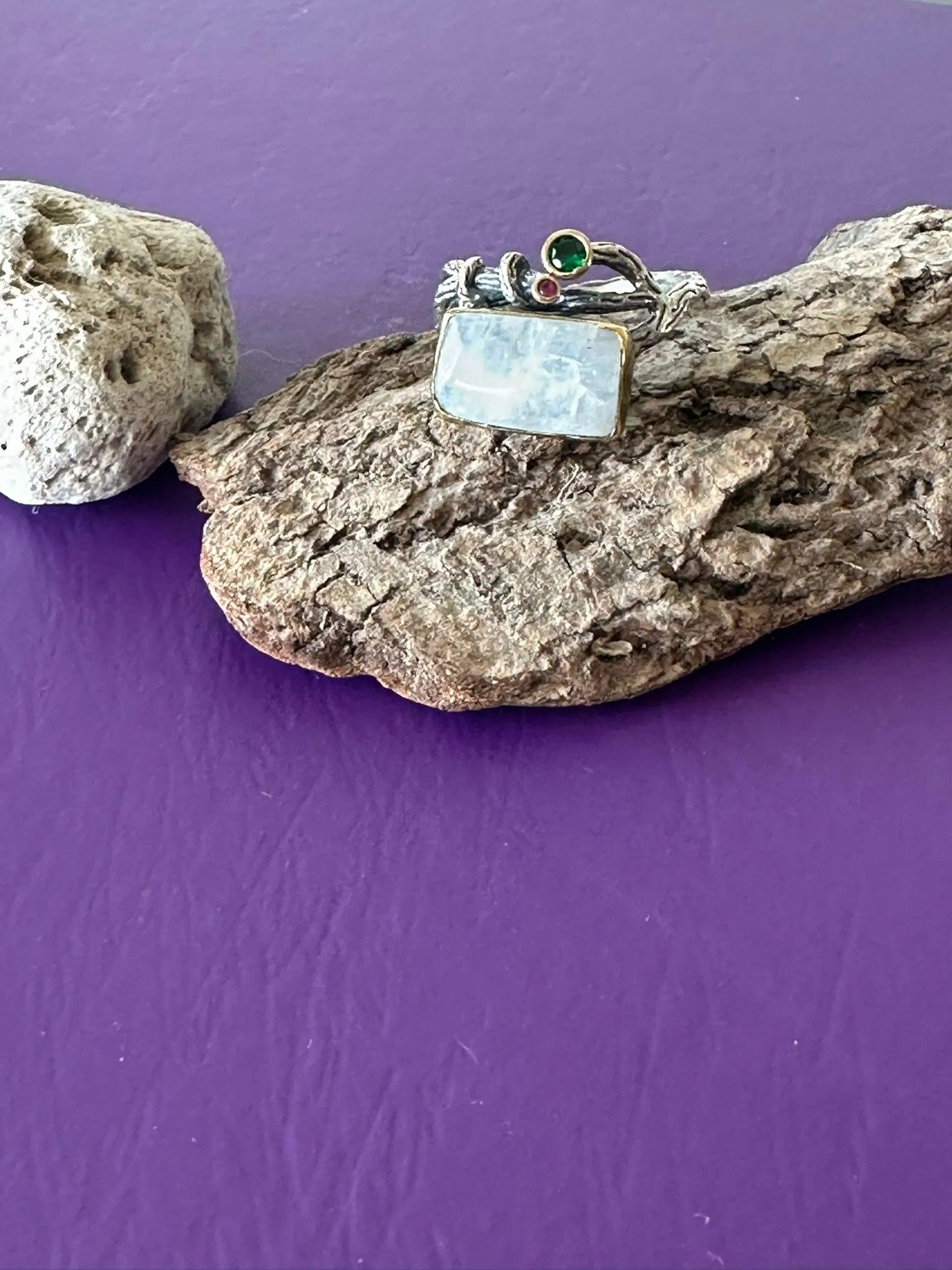 Anello regolabile in argento 925 con topazio azzurro grezzo rettangolare, spinello verde e rubino grezzo