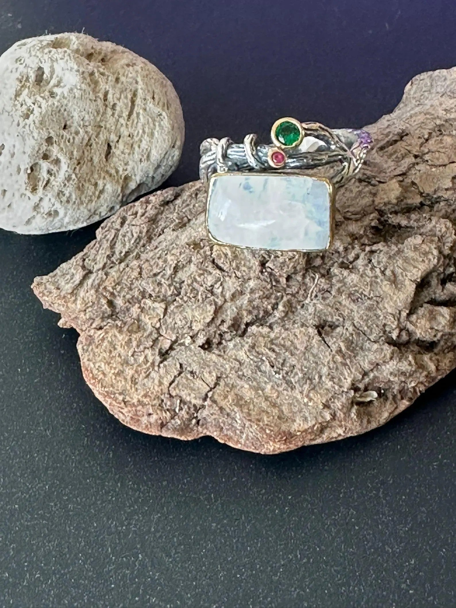 Anello regolabile in argento 925 con topazio azzurro grezzo rettangolare, spinello verde e rubino grezzo
