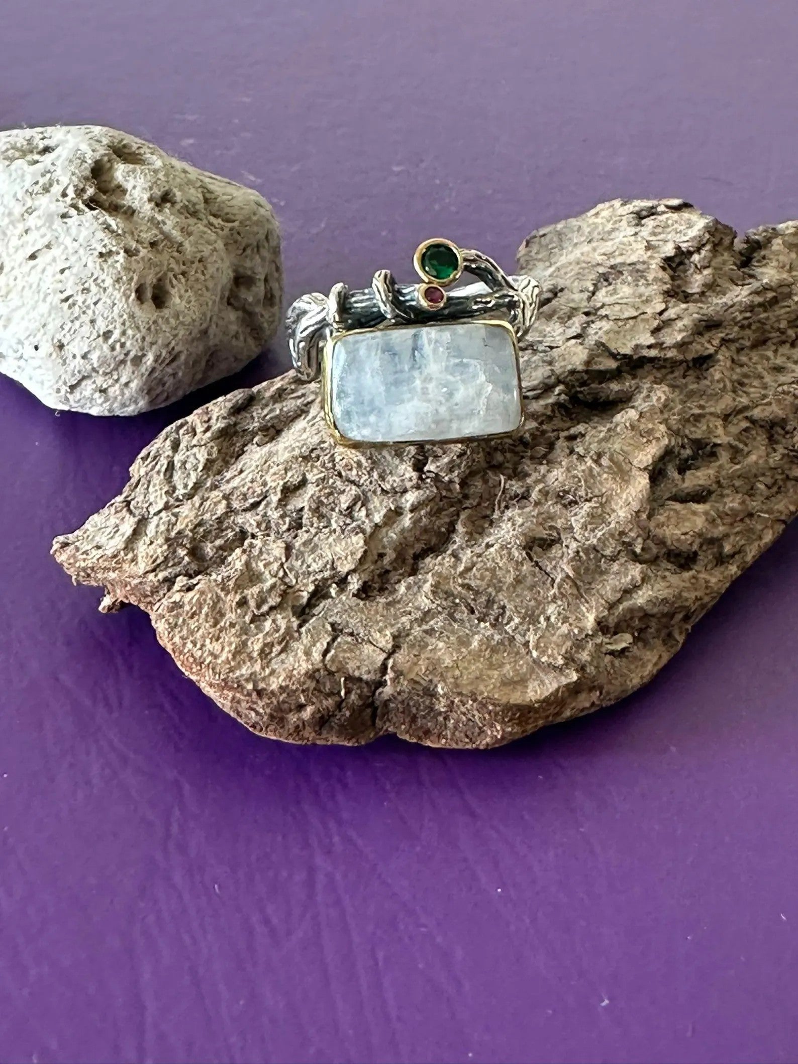 Anello regolabile in argento 925 con topazio azzurro grezzo rettangolare, spinello verde e rubino grezzo