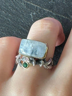 Anello regolabile in argento 925 con topazio azzurro grezzo rettangolare, spinello verde e rubino grezzo