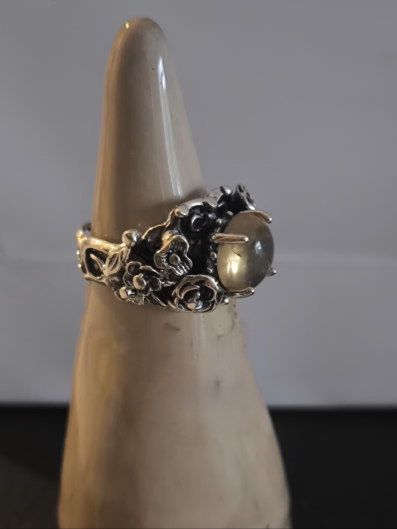 Anello artigianale in argento con ambra baltica giallo miele taglio cabochon