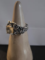Anello artigianale in argento con ambra baltica giallo miele taglio cabochon
