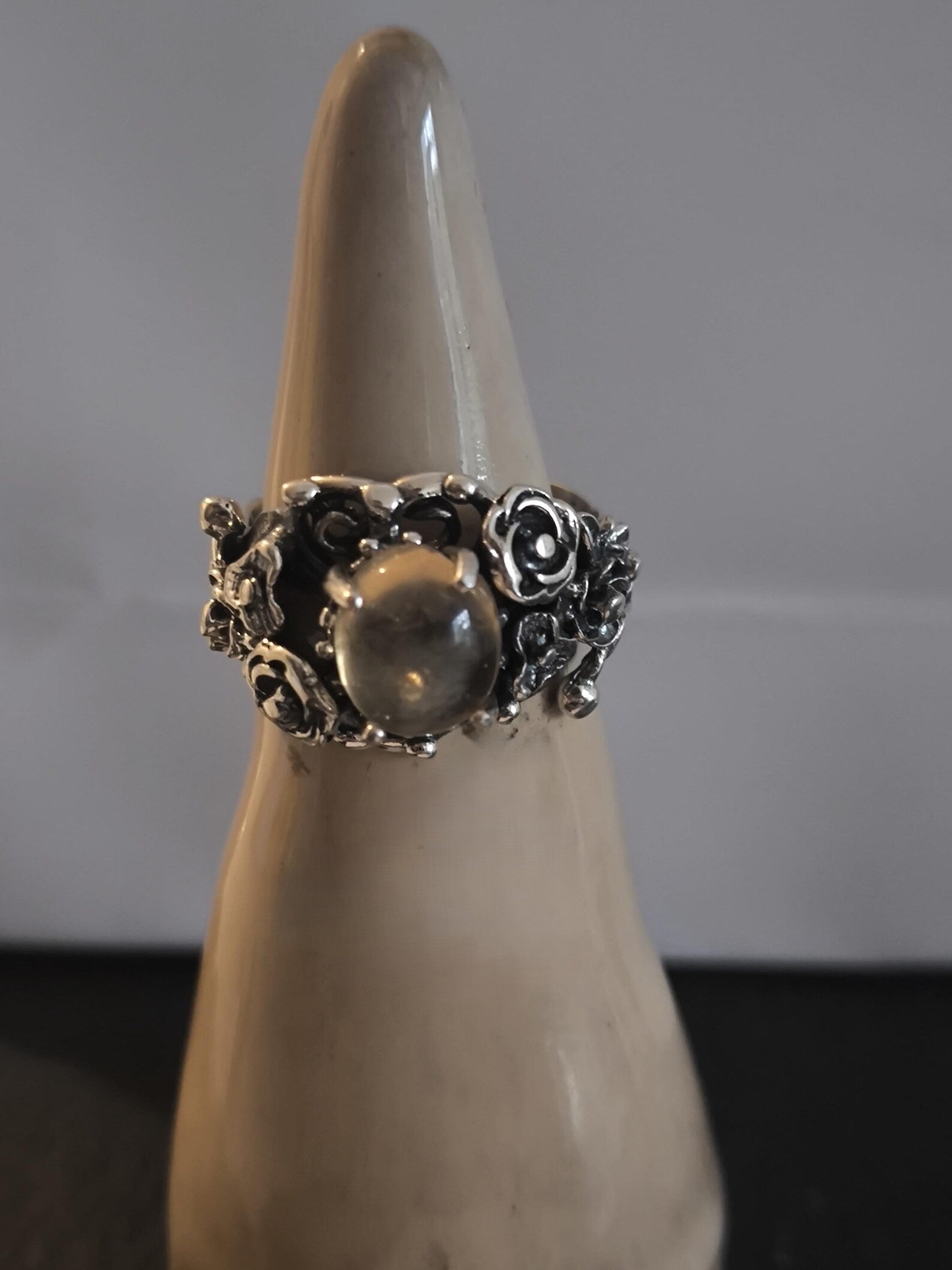 Anello artigianale in argento con ambra baltica giallo miele taglio cabochon