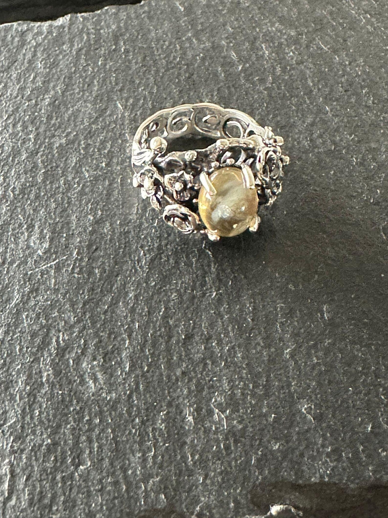 Anello artigianale in argento con ambra baltica giallo miele taglio cabochon