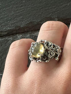 Anello artigianale in argento con ambra baltica giallo miele taglio cabochon
