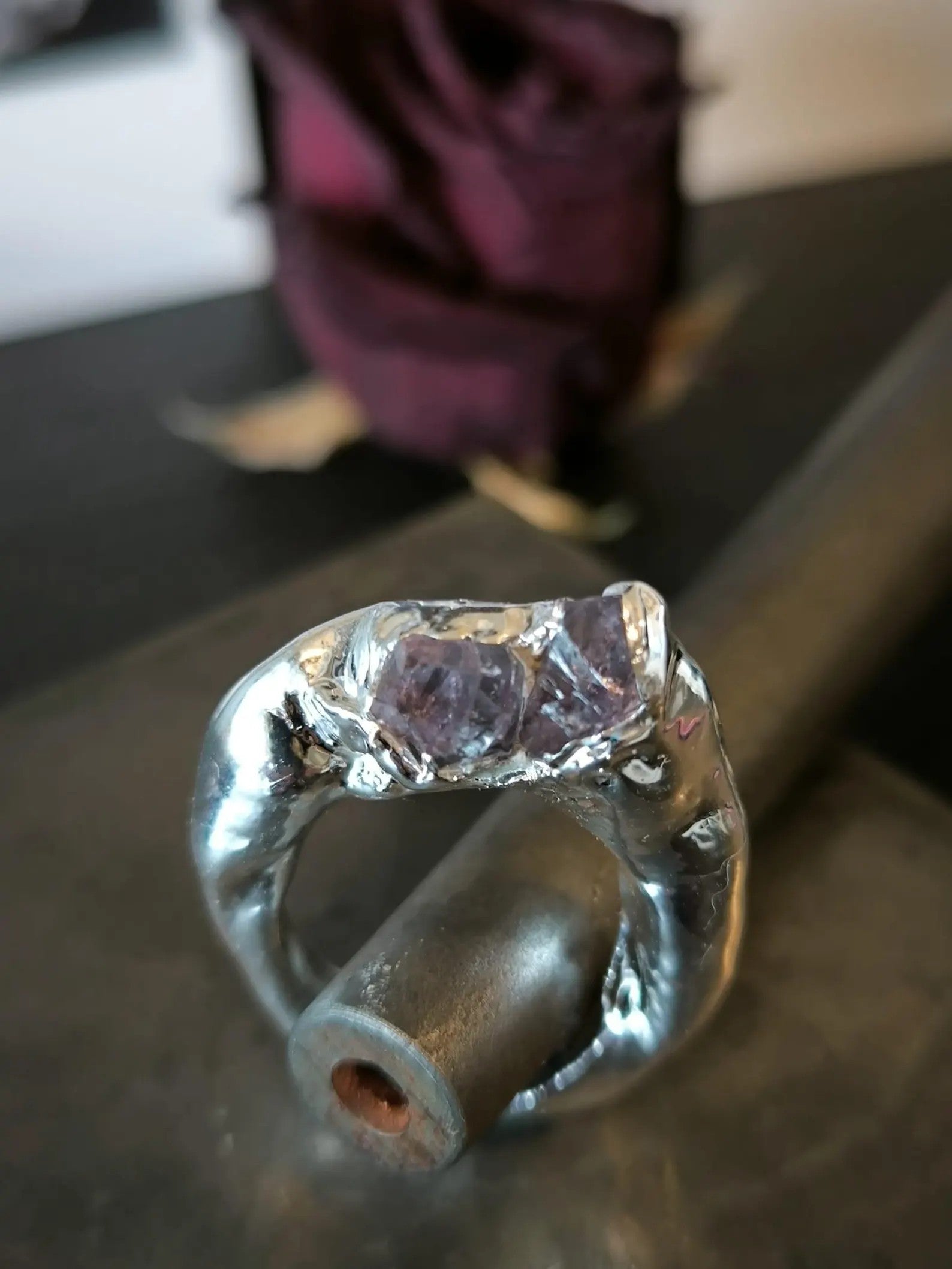 Anello in argento puro con ametista drusa naturale su base resina artigianale