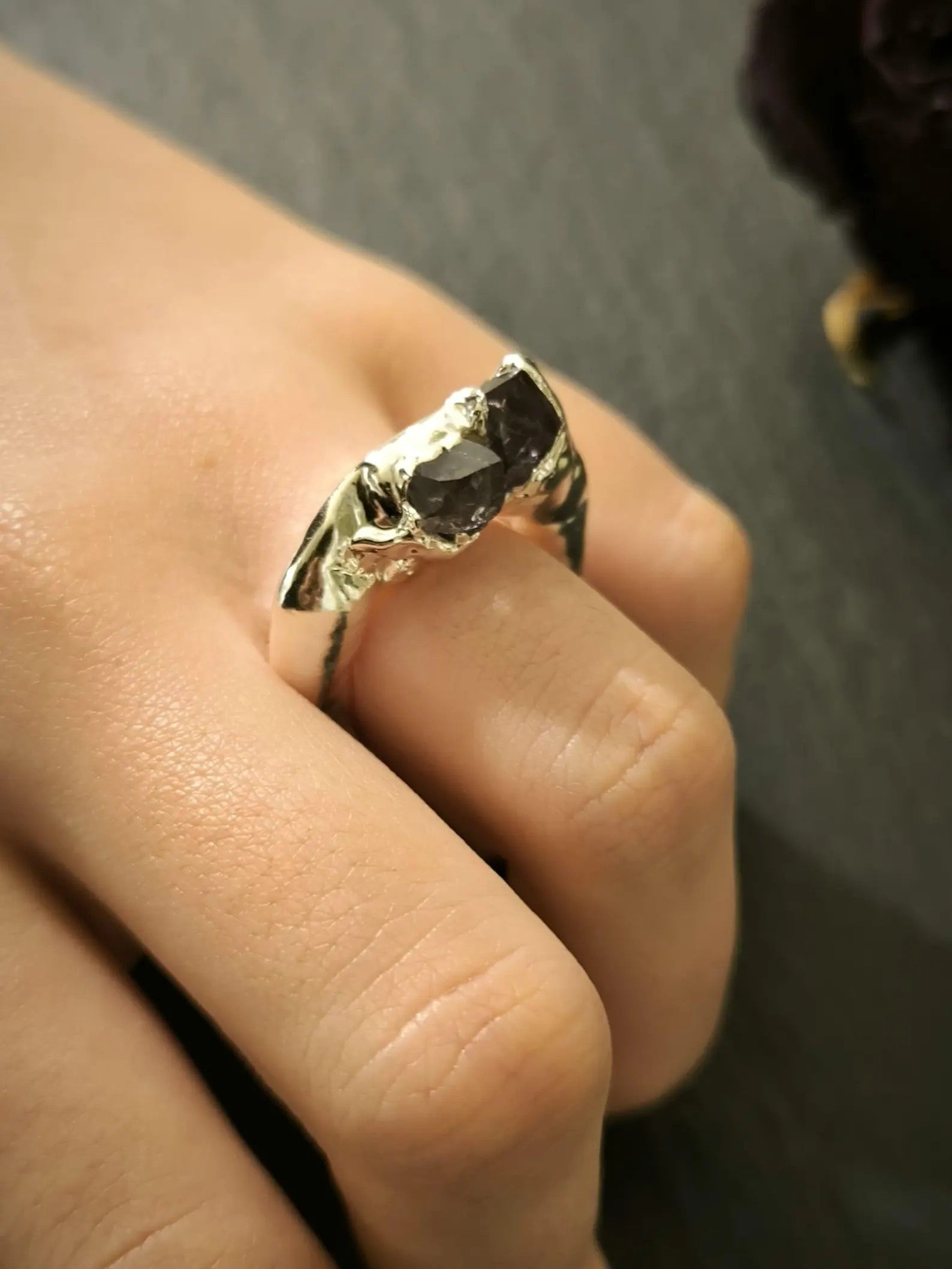 Anello in argento puro con ametista drusa naturale su base resina artigianale