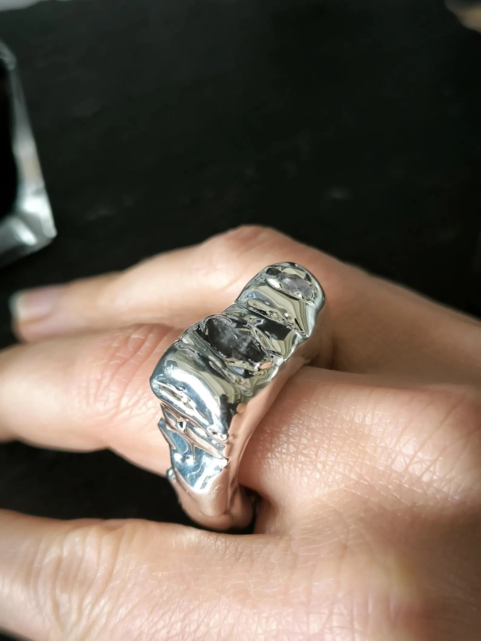 Anello Scultoreo in Argento con Ametiste e Quarzo Bianco in Resina Artistica – Pezzo Unico Fatto a Mano