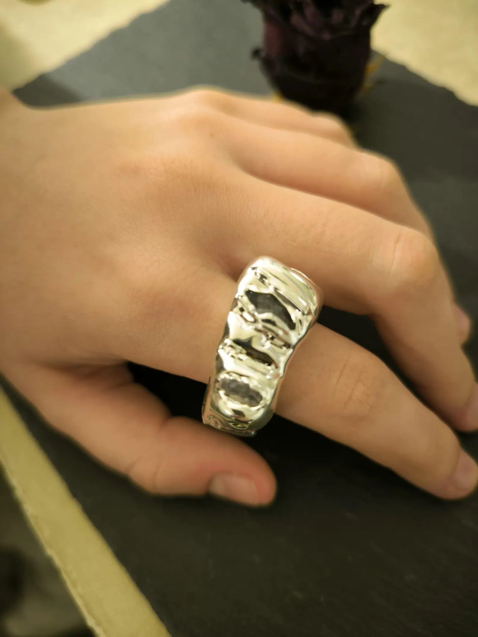 Anello Scultoreo in Argento con Ametiste e Quarzo Bianco in Resina Artistica – Pezzo Unico Fatto a Mano