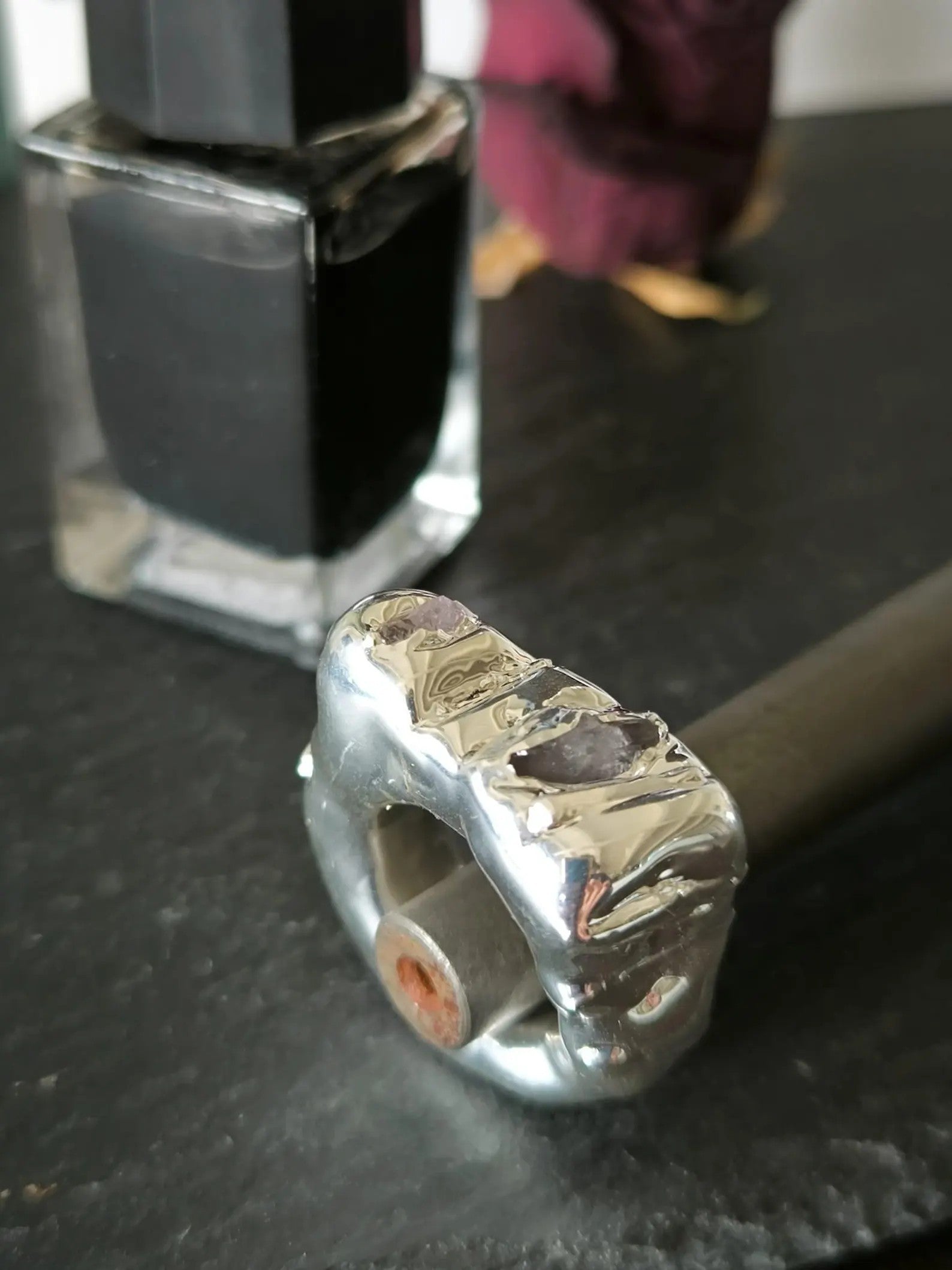 Anello Scultoreo in Argento con Ametiste e Quarzo Bianco in Resina Artistica – Pezzo Unico Fatto a Mano