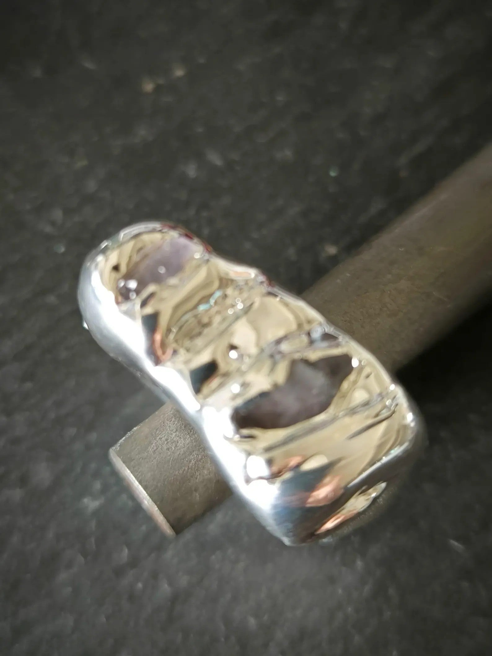 Anello Scultoreo in Argento con Ametiste e Quarzo Bianco in Resina Artistica – Pezzo Unico Fatto a Mano
