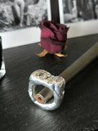 Anello Scultoreo in Argento con Ametiste e Quarzo Bianco in Resina Artistica – Pezzo Unico Fatto a Mano