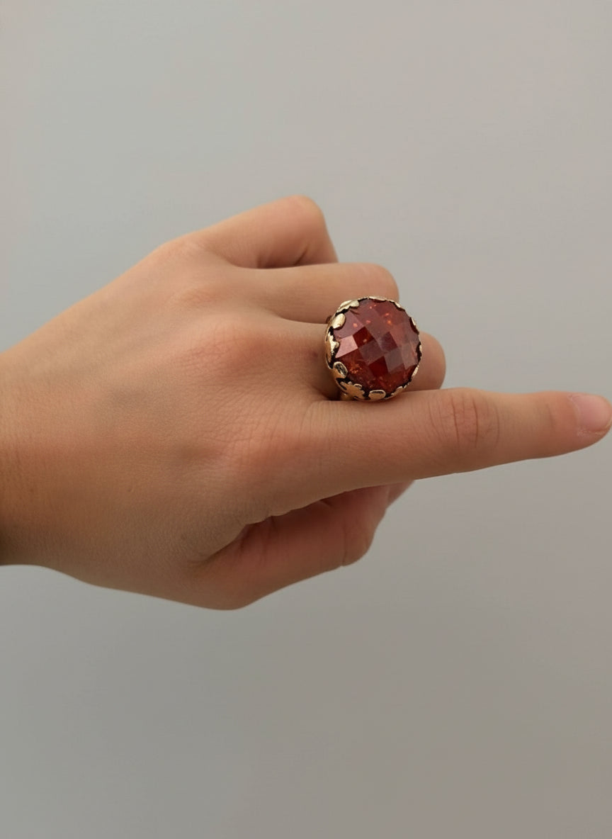 Anello artigianale in argento con avventurina stellata rossa sfaccettata, luminoso e dal design avvolgente