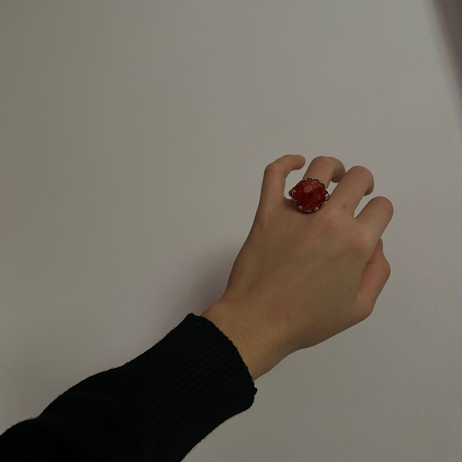 Anello artigianale in argento con avventurina stellata rossa sfaccettata, luminoso e dal design avvolgente