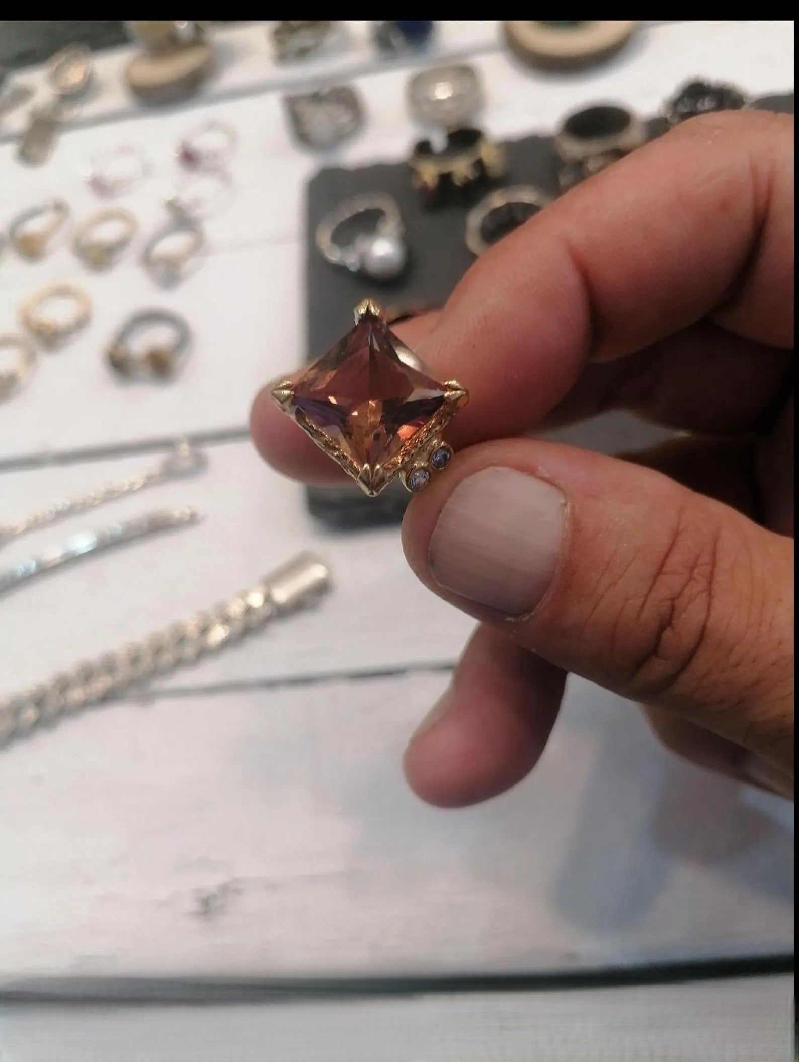Anello regolabile in argento brunito con diaspore cangiante 6 carati e ricami in oro