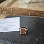Anello regolabile in argento brunito con diaspore cangiante 6 carati e ricami in oro