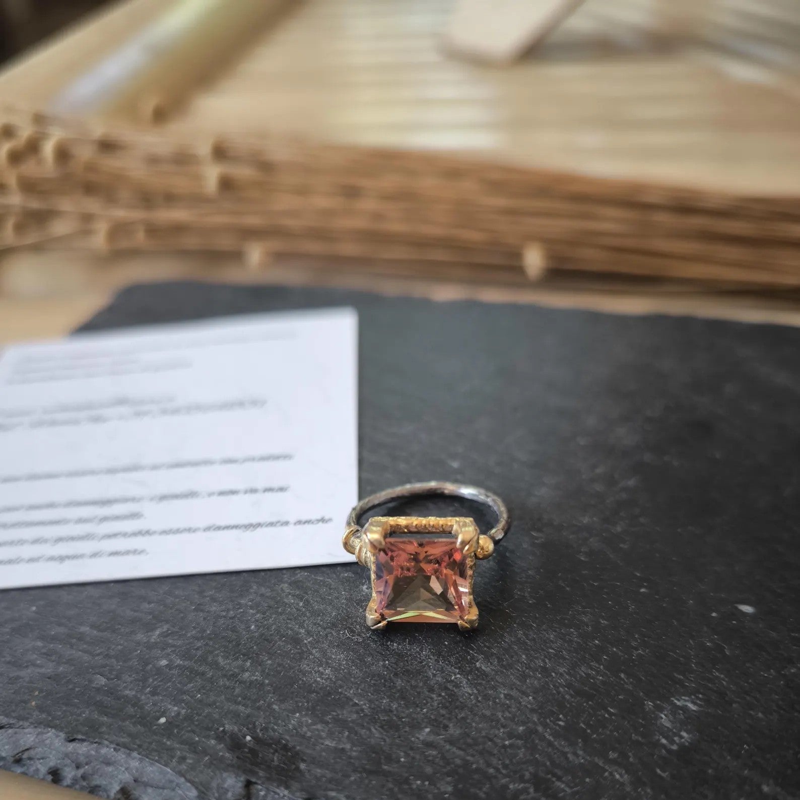 Anello regolabile in argento brunito con diaspore cangiante 6 carati e ricami in oro
