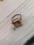 Anello regolabile in argento brunito con diaspore cangiante 6 carati e ricami in oro