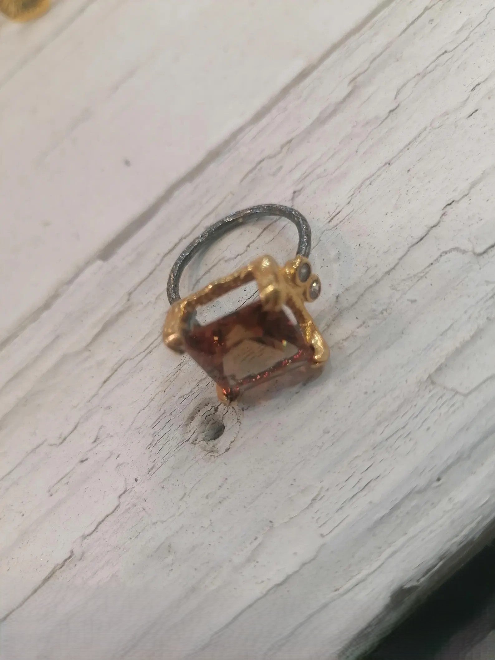 Anello regolabile in argento brunito con diaspore cangiante 6 carati e ricami in oro