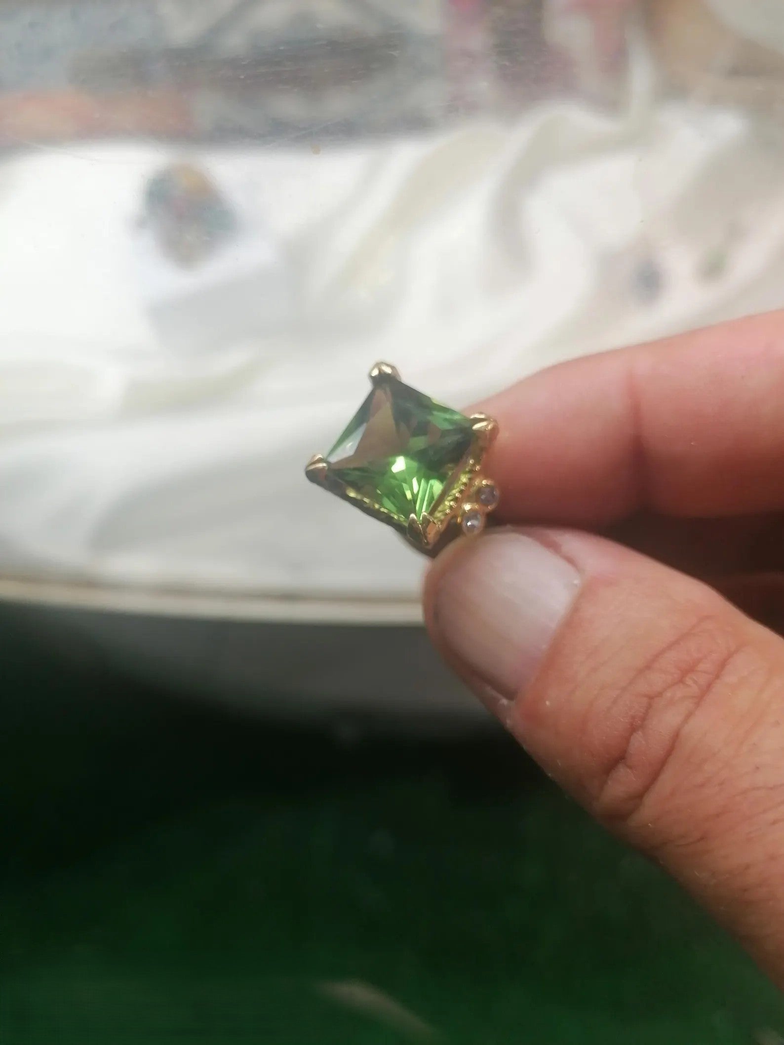 Anello regolabile in argento brunito con diaspore cangiante 6 carati e ricami in oro