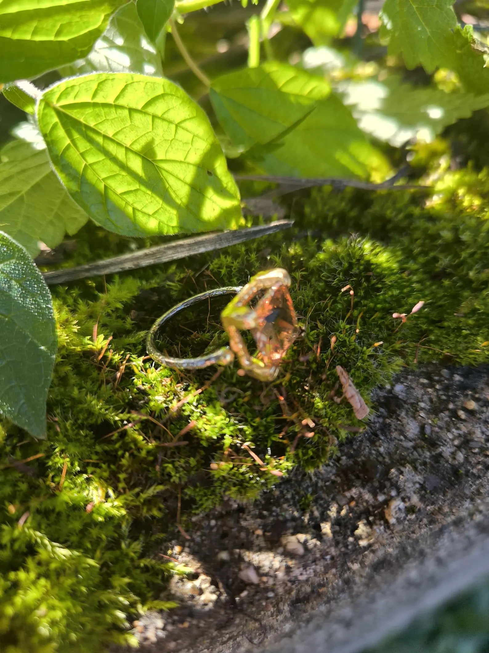 Anello regolabile in argento brunito con diaspore cangiante 6 carati e ricami in oro