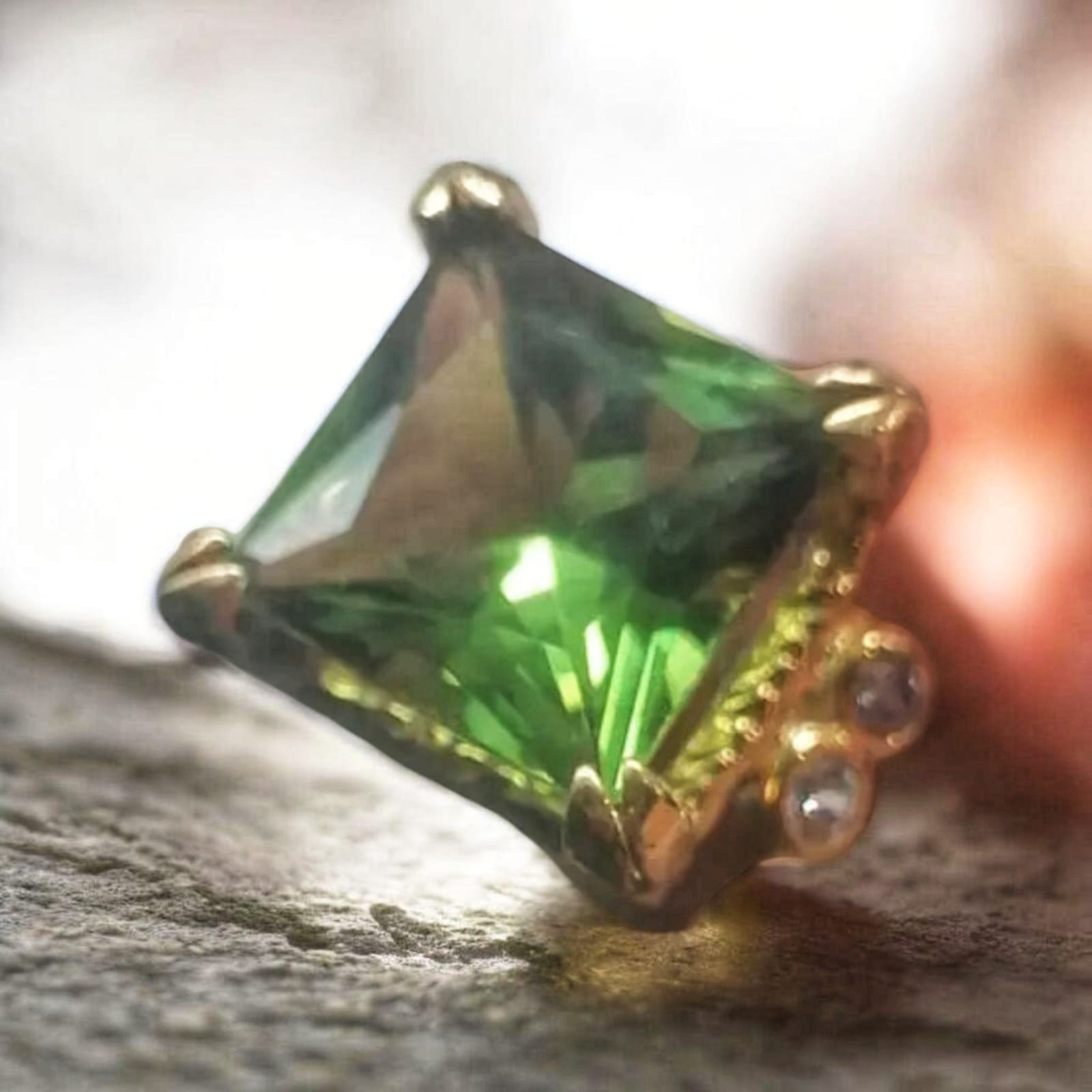 Anello regolabile in argento brunito con diaspore cangiante 6 carati e ricami in oro