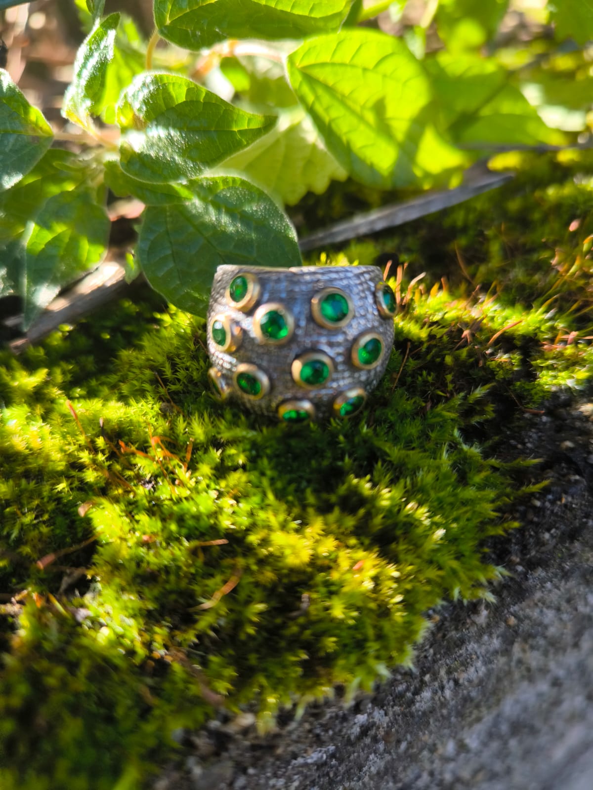 Anello regolabile in argento brunito con pietra verde giada naturale