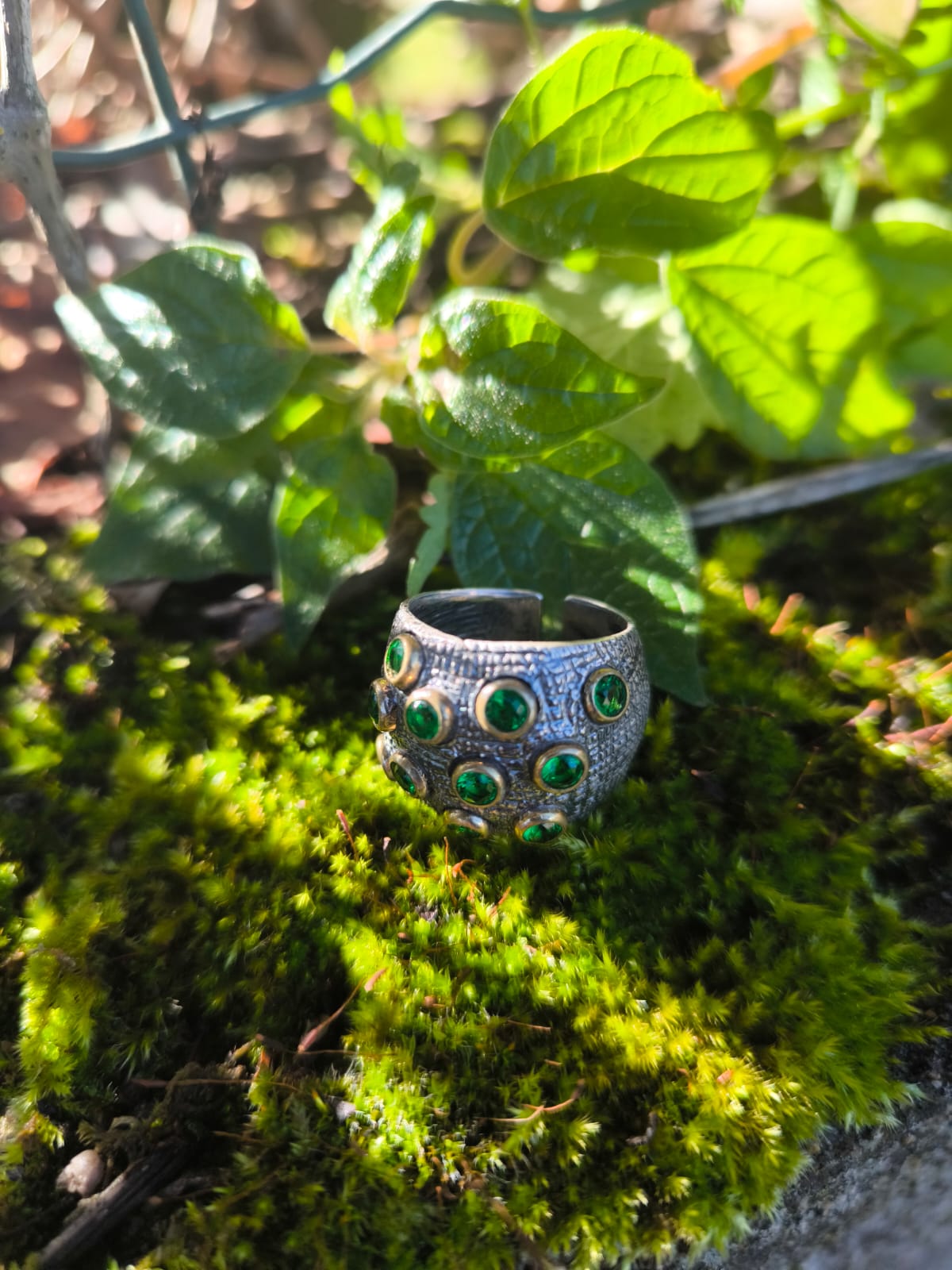 Anello regolabile in argento brunito con pietra verde giada naturale