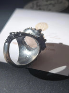 Anello in argento massiccio brunito con ossidiana naturale cabochon