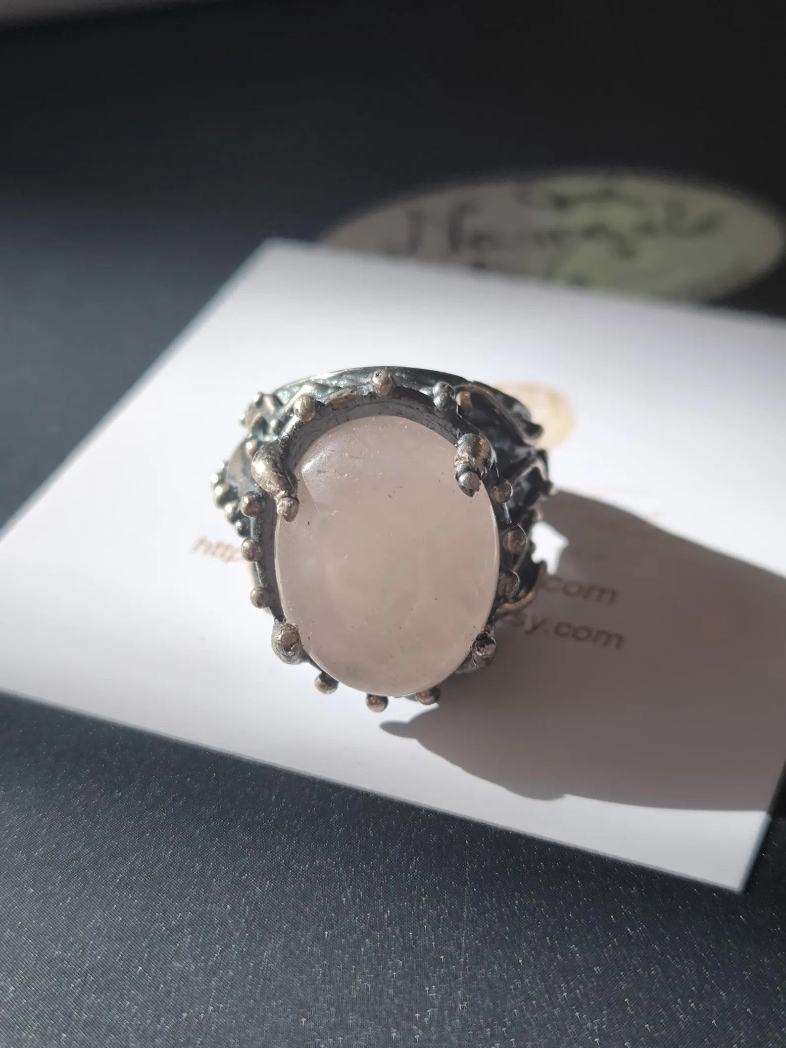 Anello in argento massiccio brunito con ossidiana naturale cabochon