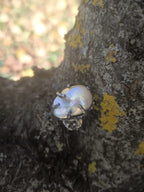 “Anello in argento brunito con grande perla barocca naturale da 18 carati”
