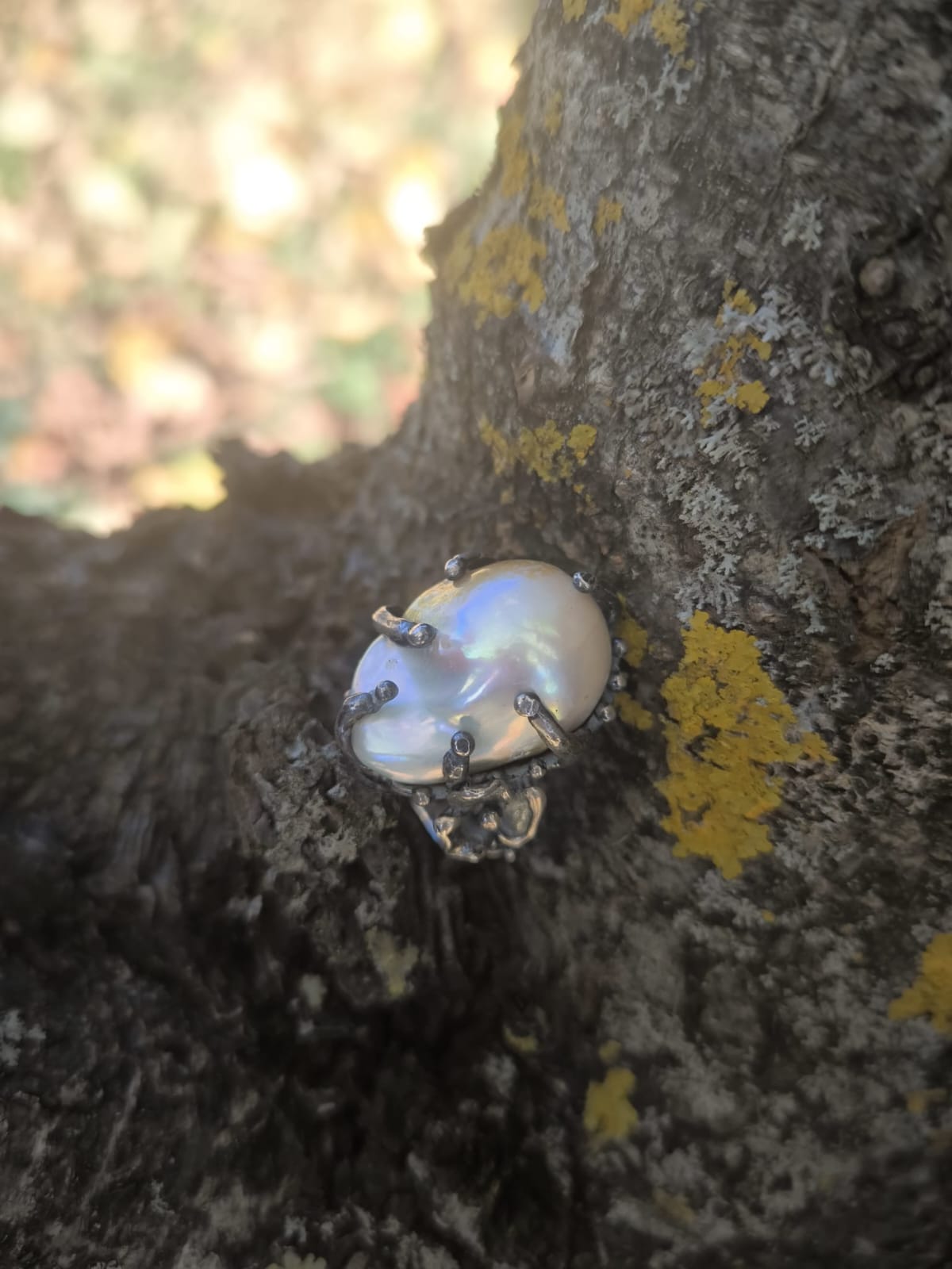 “Anello in argento brunito con grande perla barocca naturale da 18 carati”