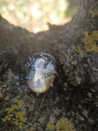 “Anello in argento brunito con grande perla barocca naturale da 18 carati”