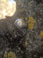 “Anello in argento brunito con grande perla barocca naturale da 18 carati”