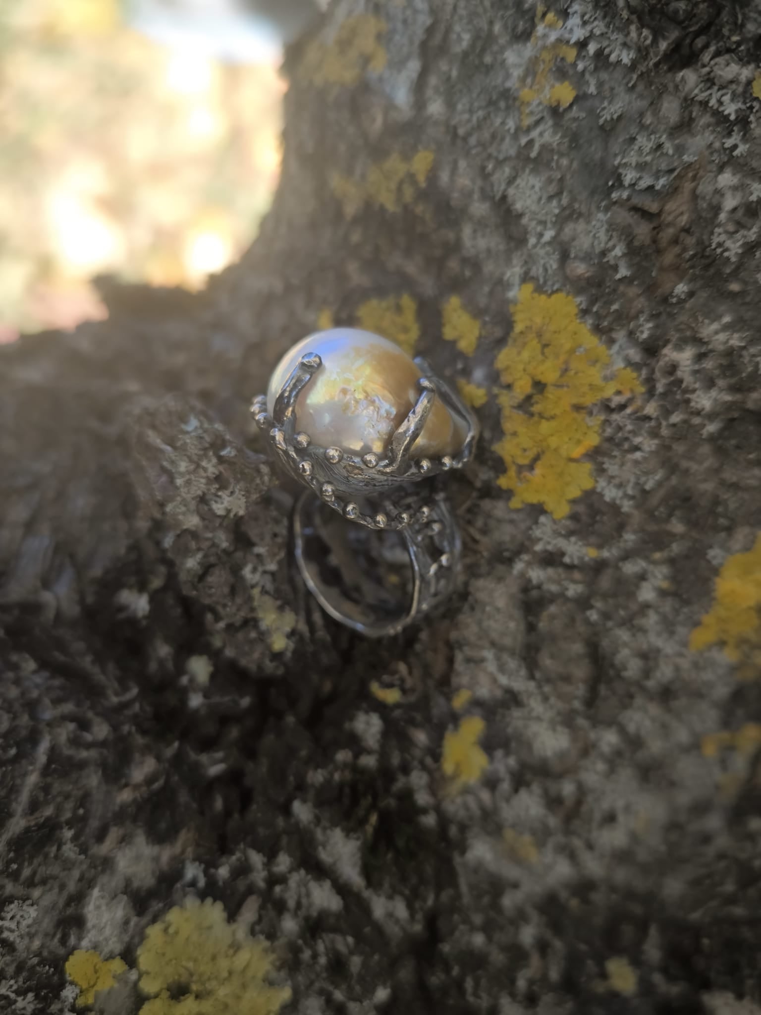 “Anello in argento brunito con grande perla barocca naturale da 18 carati”