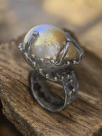 “Anello in argento brunito con grande perla barocca naturale da 18 carati”