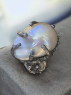 “Anello in argento brunito con grande perla barocca naturale da 18 carati”