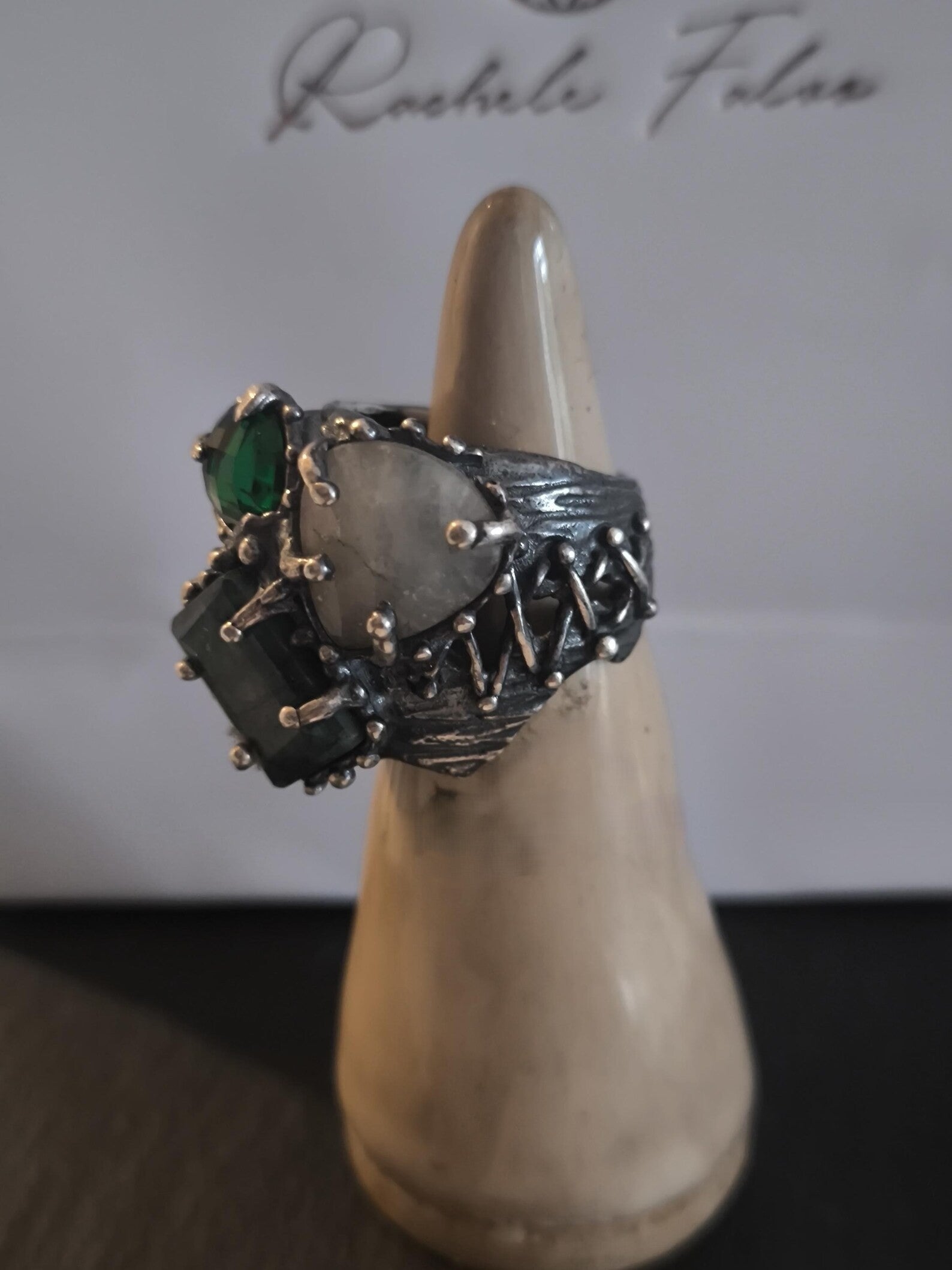 Anello in argento brunito con tormalina verde, giada grezza rettangolare e quarzite bianca sfaccettata