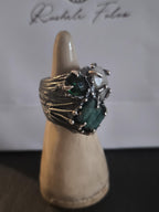 Anello in argento brunito con tormalina verde, giada grezza rettangolare e quarzite bianca sfaccettata