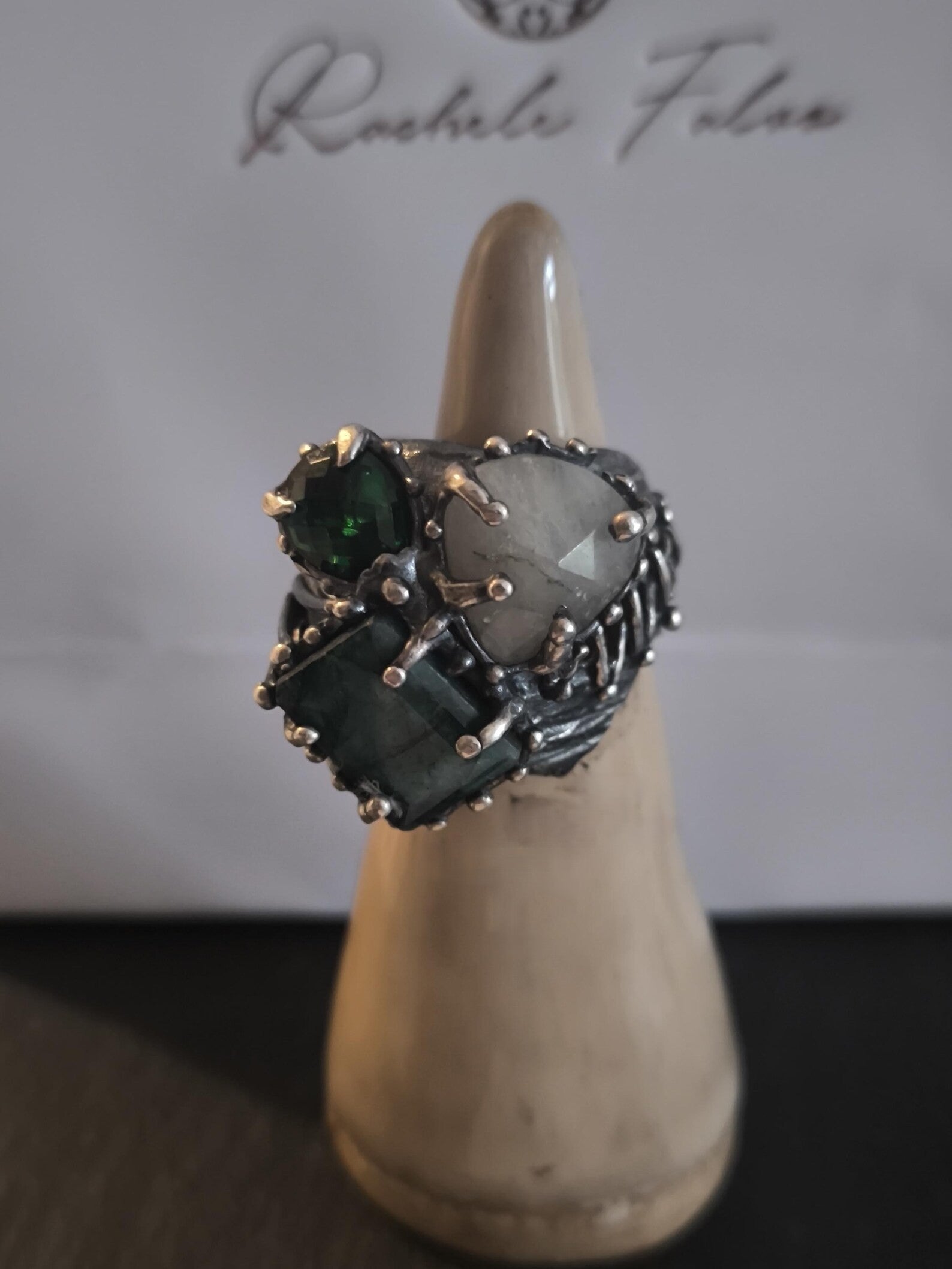 Anello in argento brunito con tormalina verde, giada grezza rettangolare e quarzite bianca sfaccettata