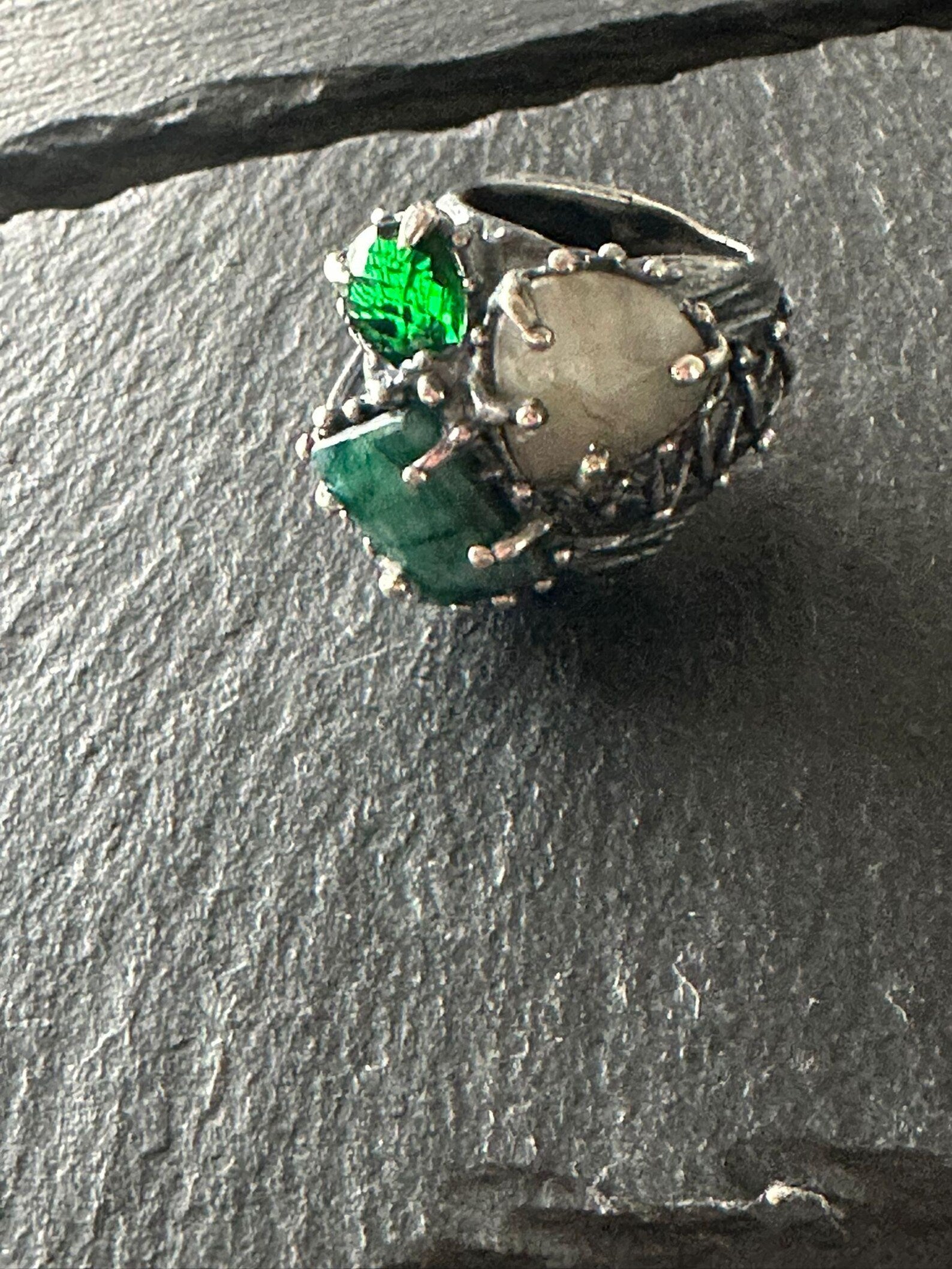 Anello in Argento Brunito con Tormalina Verde, Giada Grezza e Quarzite Bianca – Gioiello Artigianale