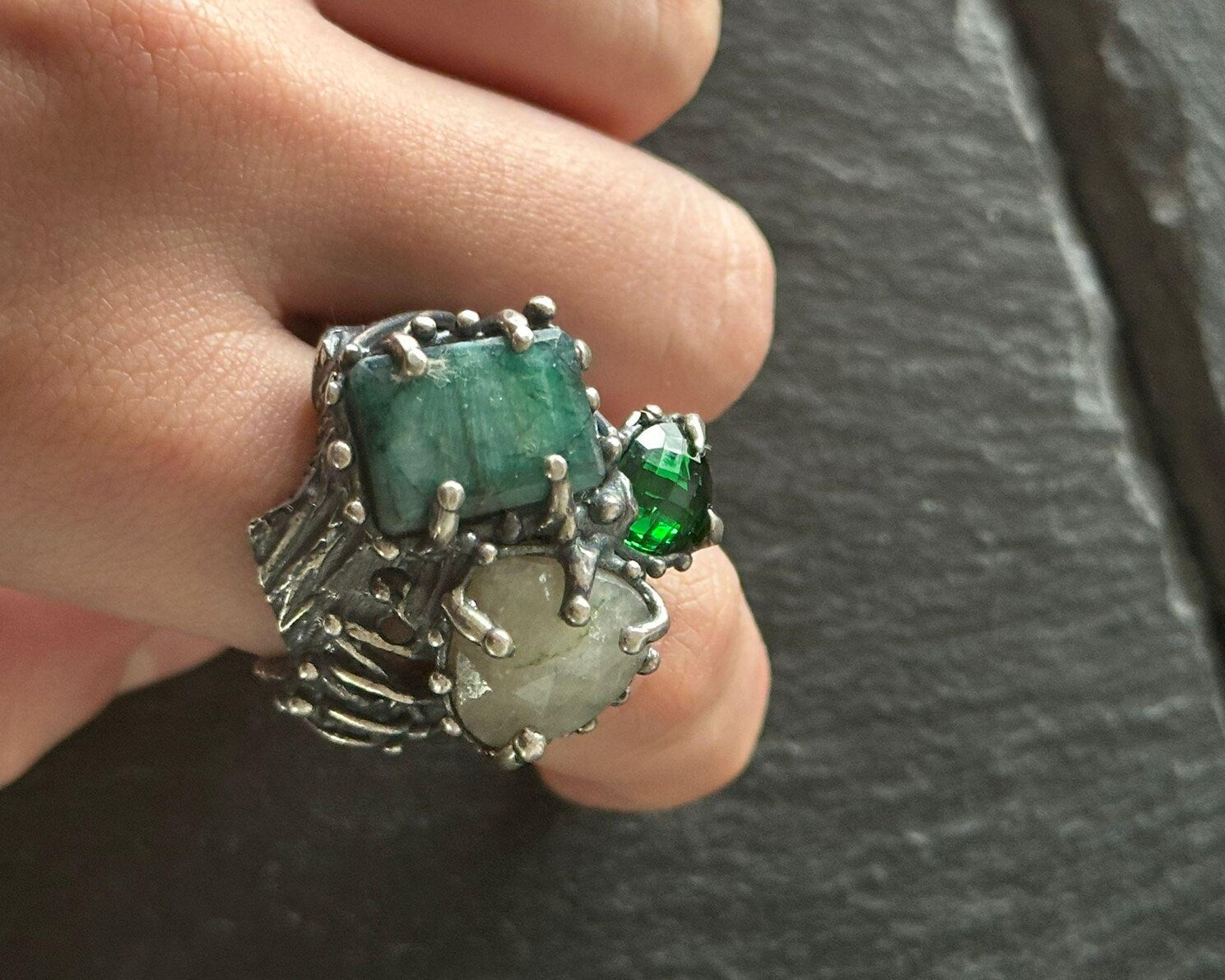 Anello in argento brunito con tormalina verde, giada grezza rettangolare e quarzite bianca sfaccettata