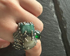 Anello in argento brunito con tormalina verde, giada grezza rettangolare e quarzite bianca sfaccettata