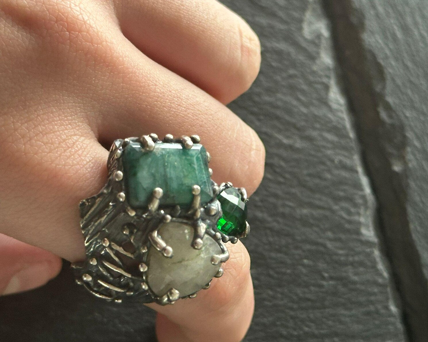 Anello in argento brunito con tormalina verde, giada grezza rettangolare e quarzite bianca sfaccettata