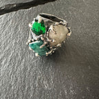 Anello in argento brunito con tormalina verde, giada grezza rettangolare e quarzite bianca sfaccettata