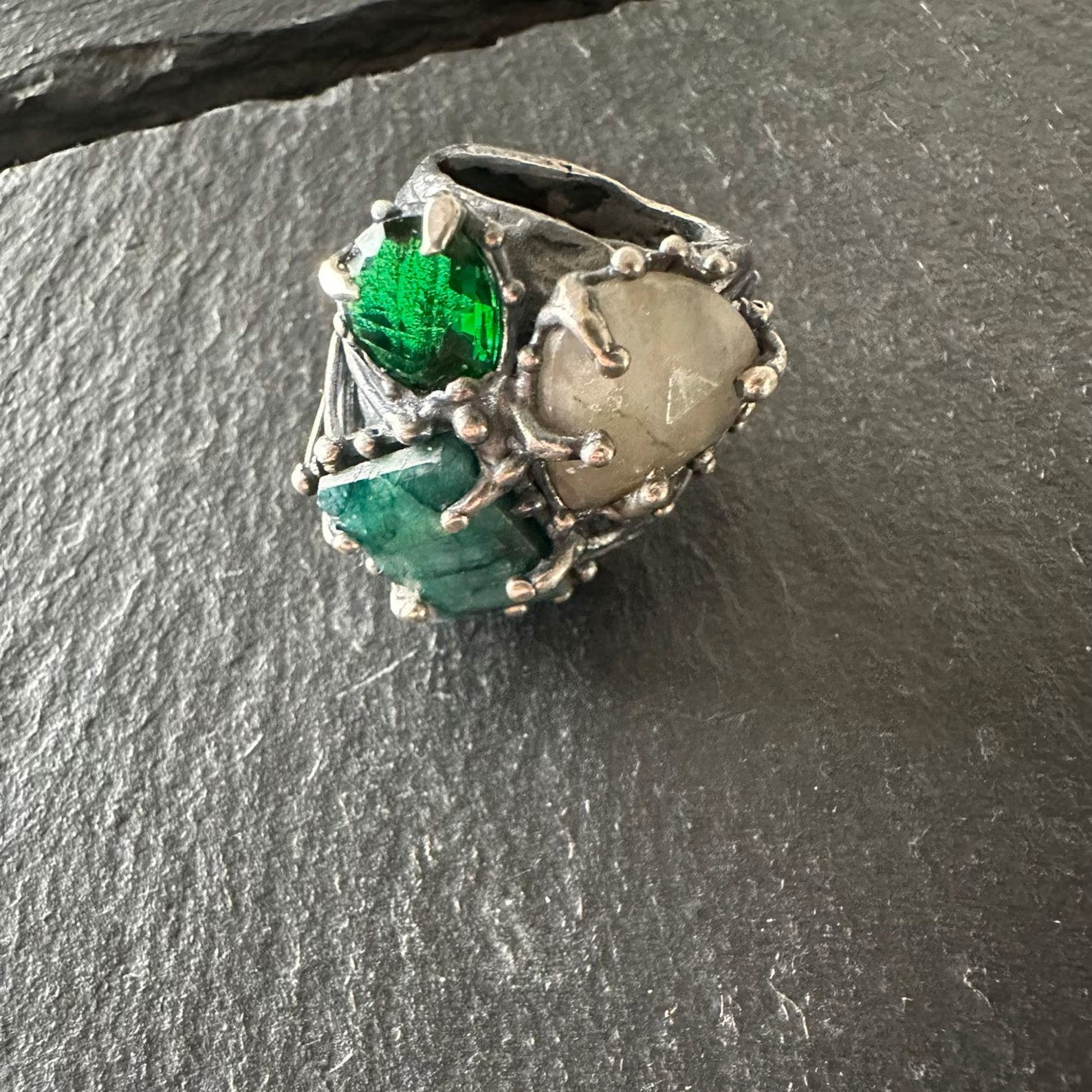 Anello in argento brunito con tormalina verde, giada grezza rettangolare e quarzite bianca sfaccettata