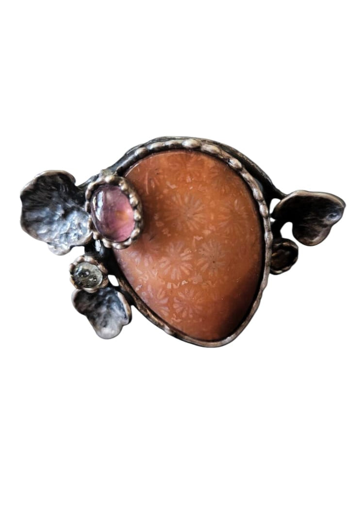 “Anello artigianale in argento con corallo fossile 27 ct, tormalina rosa e ambra gialla”