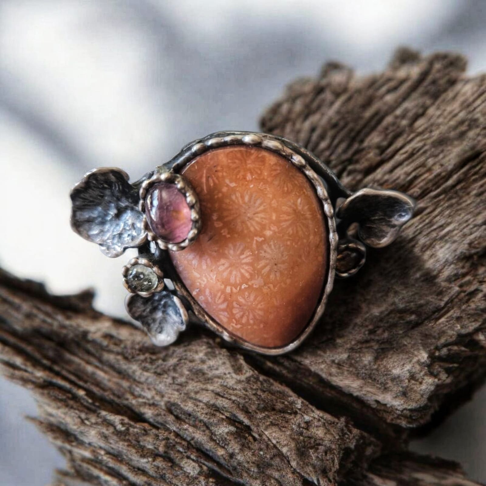 “Anello artigianale in argento con corallo fossile 27 ct, tormalina rosa e ambra gialla”